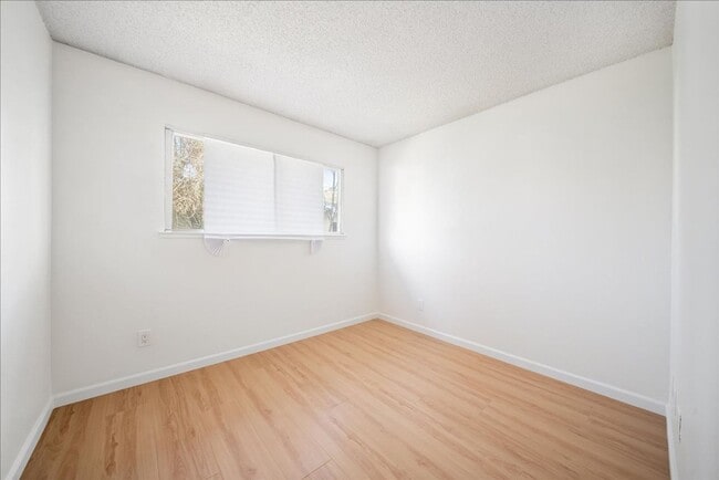 Building Photo - 2549 Notre Dame Dr