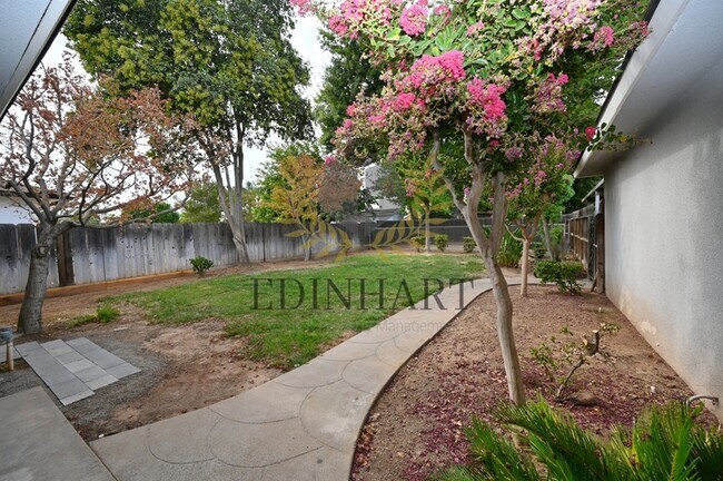 Building Photo - 412 W Sample Ave