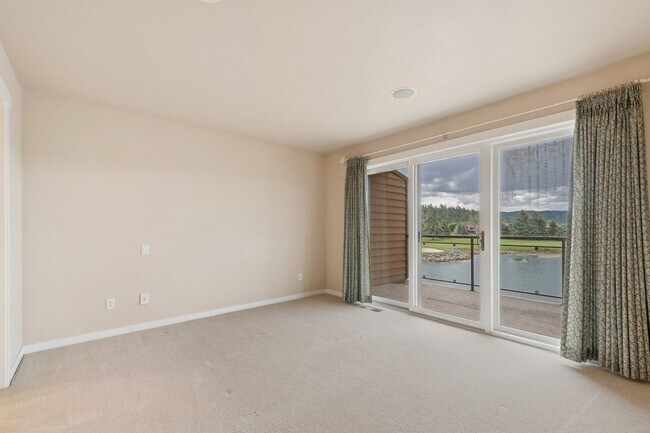 Building Photo - Wonderful Townhome On Eagle Bend Golf Course!