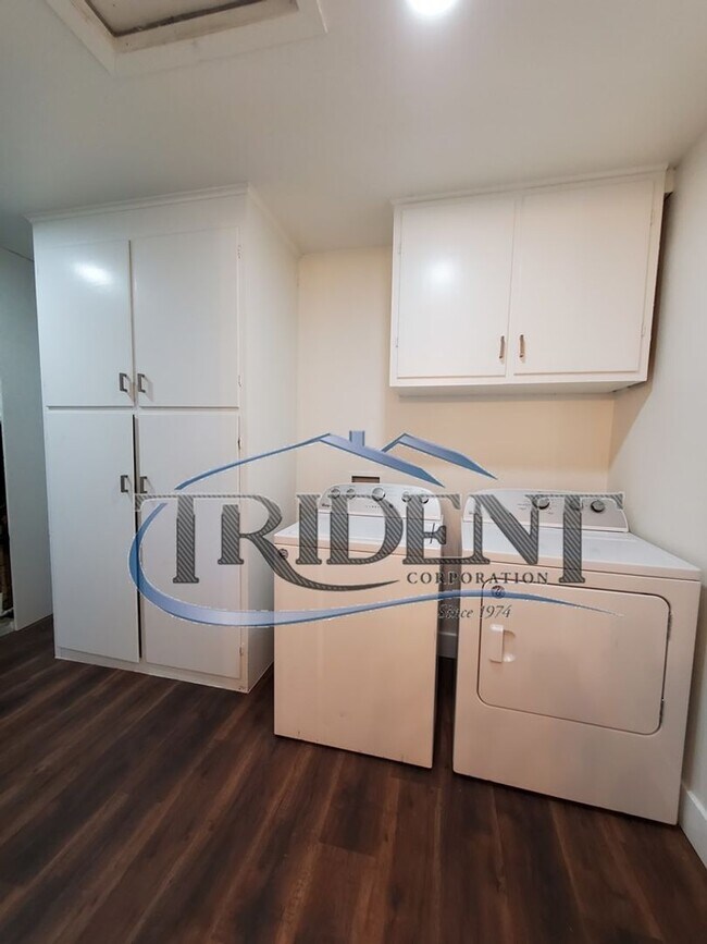 Building Photo - 685 N Barrett Rd