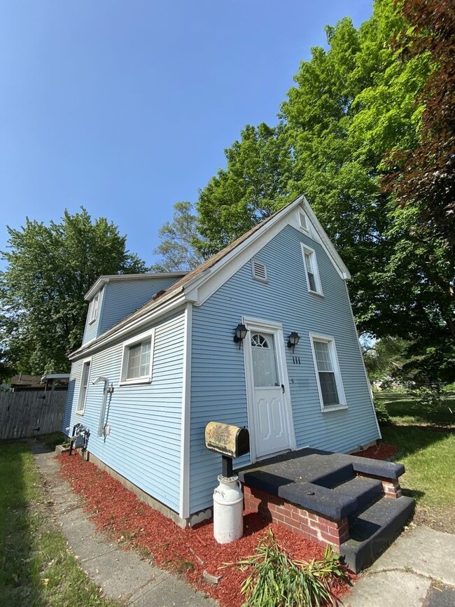 Building Photo - CENTRALLY LOCATED THREE BEDROOM HOUSE IN H...