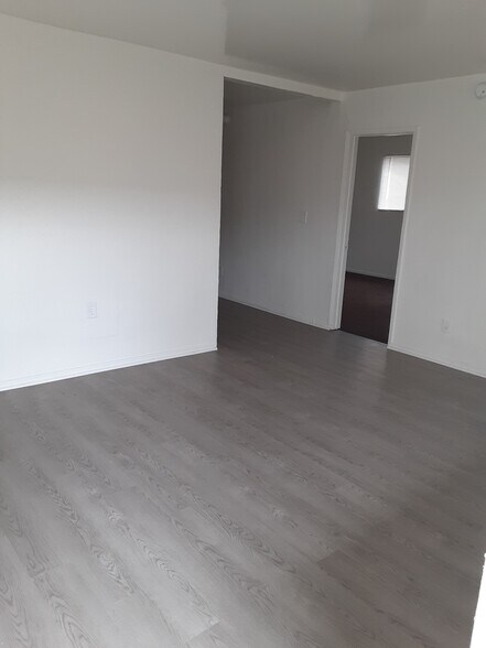 Building Photo - 833 W 79th St