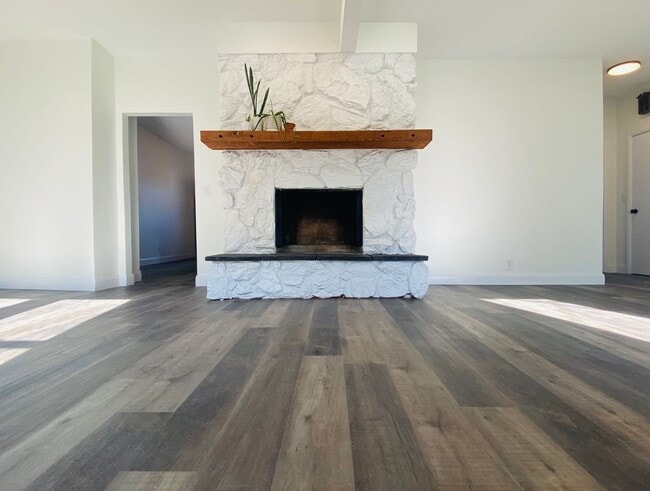 Building Photo - New Remodeled Downtown Home w/ detached carriage house, fenced back yard,