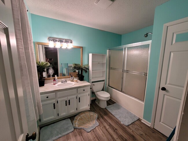 Main Bathroom - 1078 Sandy Springs Rd NW