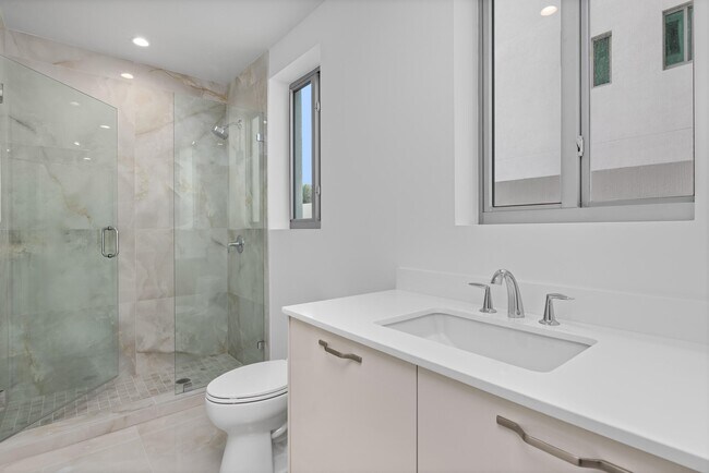 Building Photo - 475 E Royal Palm Rd