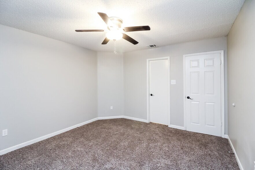 Building Photo - 8440 Auburn Dr