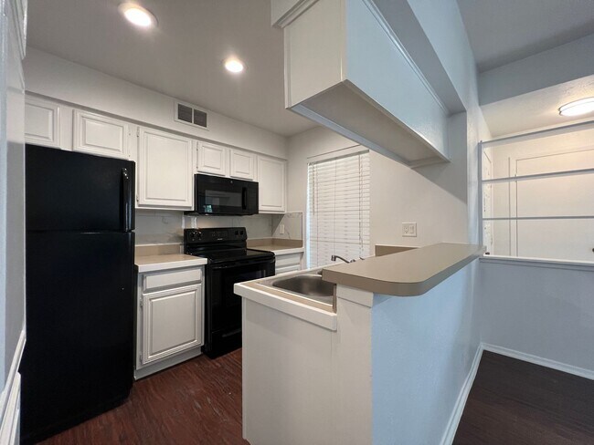 Building Photo - 3140 Devonshire Dr