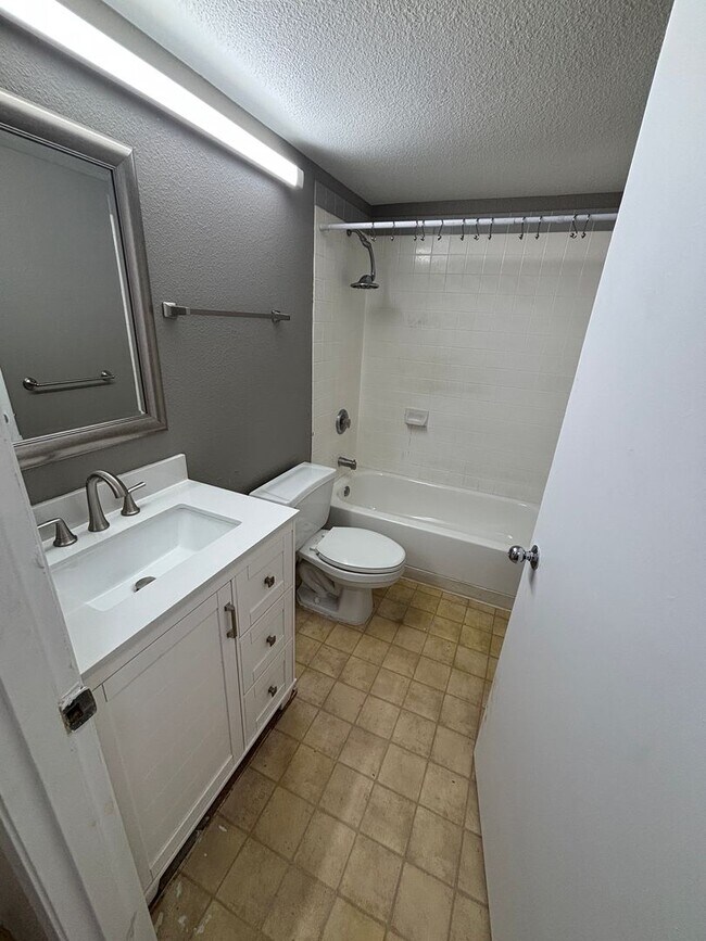Building Photo - Parkglen at Waikele - 2/2/2 - $2,700