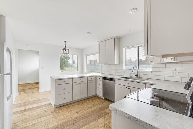 Building Photo - 2030 Ocean Beach Pl