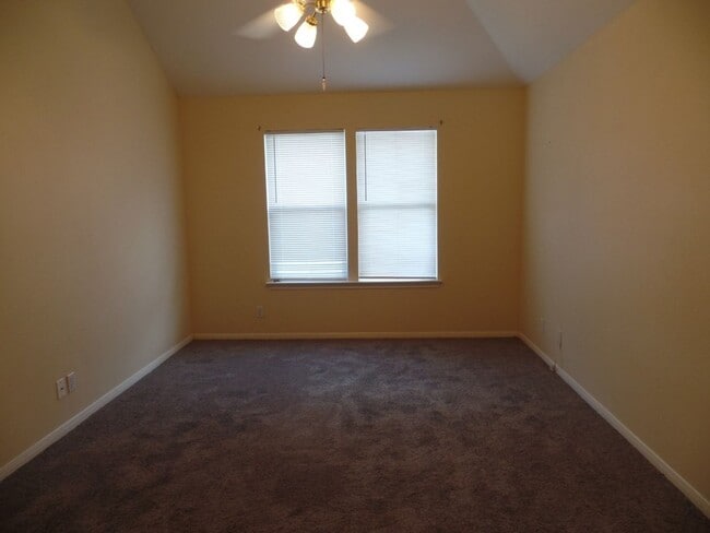 Building Photo - Carriage Point Beauty!