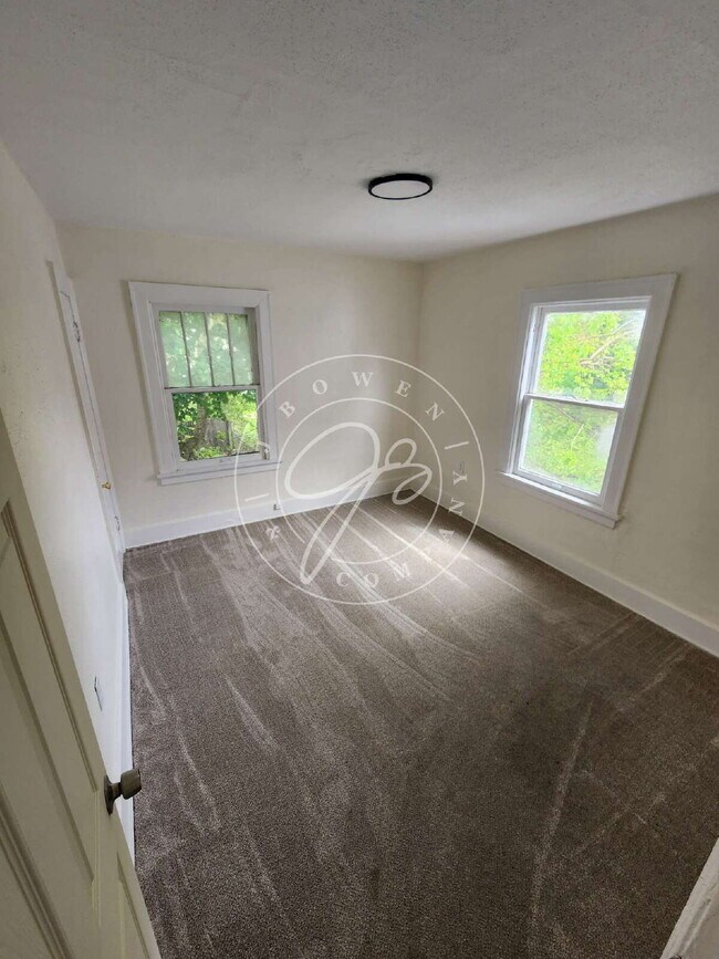 Building Photo - Spacious 3 bed 1 bath 2 story home with