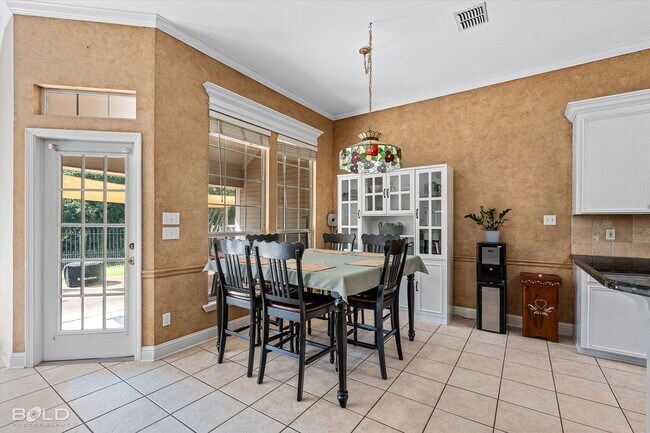 Building Photo - 4 Bedroom 2.5 Bathroom in Stockwell