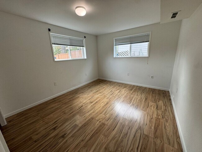 Building Photo - 4Bd/2.25Ba Kent House