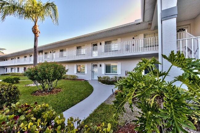 Building Photo - Sapphire lakes - 2 bedroom fully furnished condo