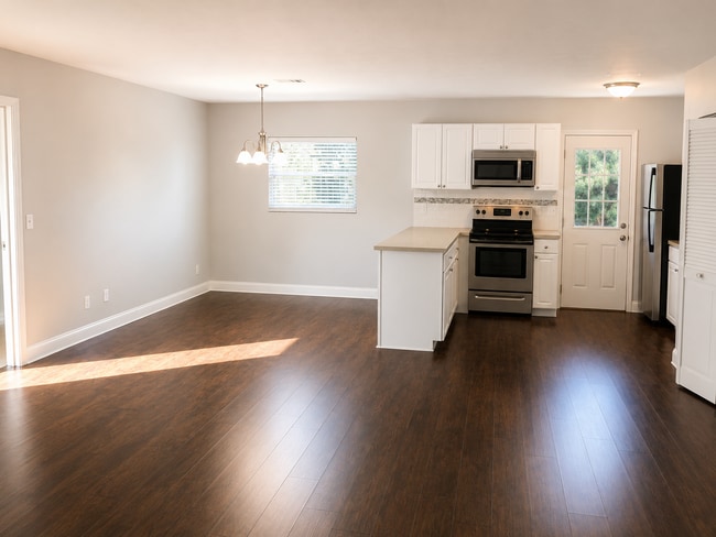 Building Photo - Recently renovated home in great neighborhood close to schools, parks, and shopping