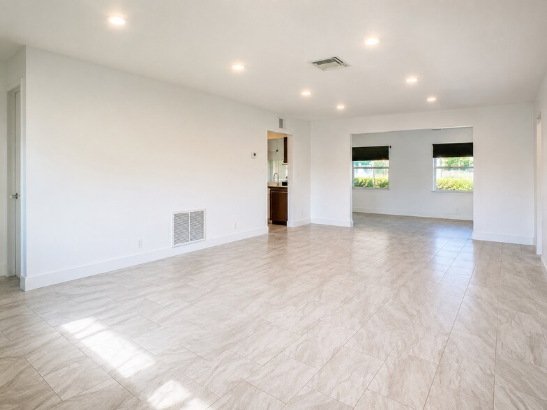 Building Photo - 1590 SW 14th Ave