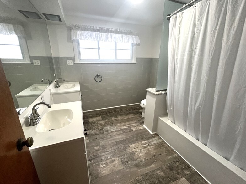 Building Photo - 935 Marshall Dr