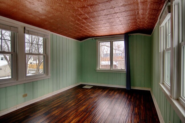 Bonus room, lots of nlight! - 5427 Xerxes Ave S