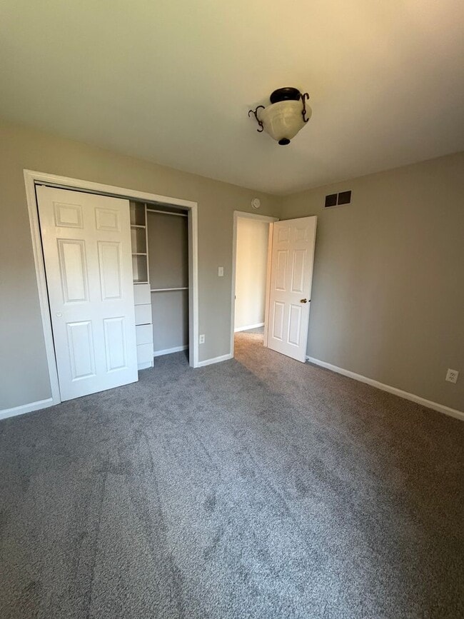 Building Photo - 3BR - WOODED VIEWS • FINISHED BASEMENT • BONUS LOFT • TE SCHOOL DISTRICT