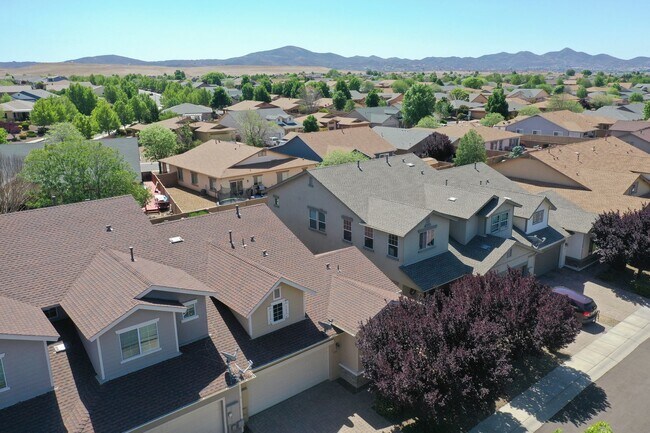 Building Photo - Beautiful 2 bed + den, 2 bath townhome in ...