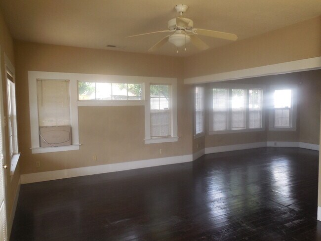 Building Photo - 3 Bedroom / 1 Bath House