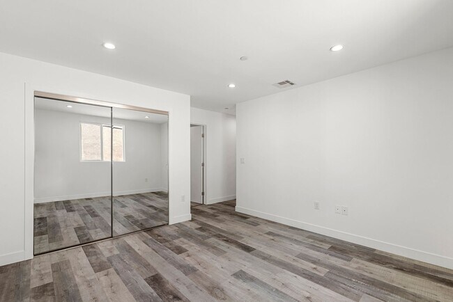Building Photo - 10853 Hartsook St