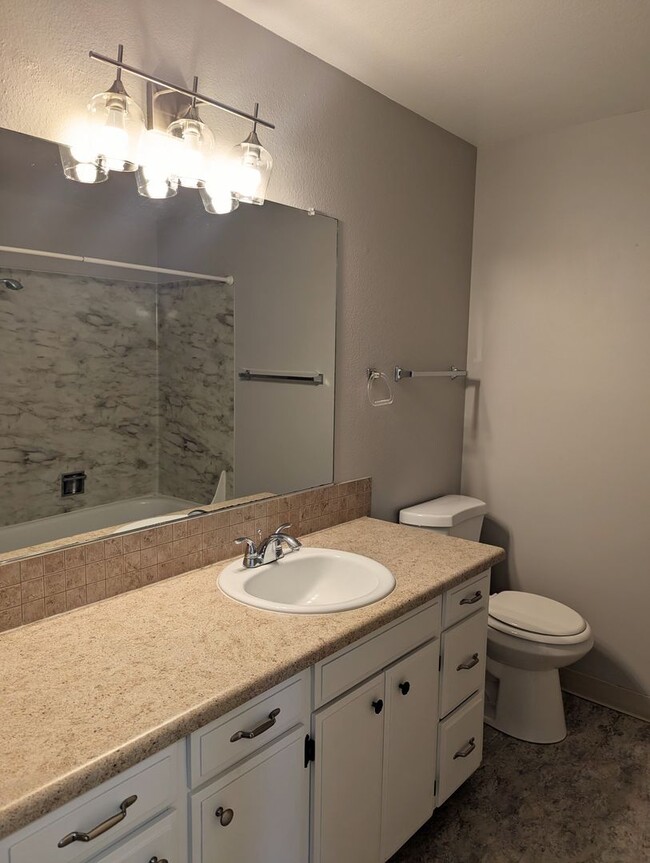Building Photo - Beautifully Upgraded Duplex Tigard