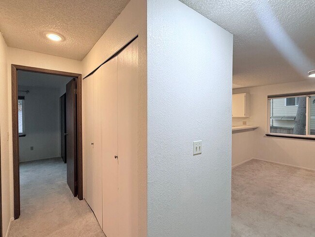 Building Photo - Lovely 2-Bedroom End Unit Condo in Cedarwo...