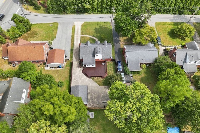 Building Photo - 912 Beechwood Rd