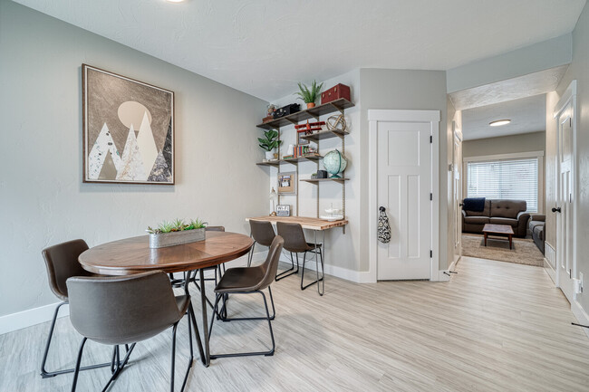 Building Photo - Saturn Townhomes