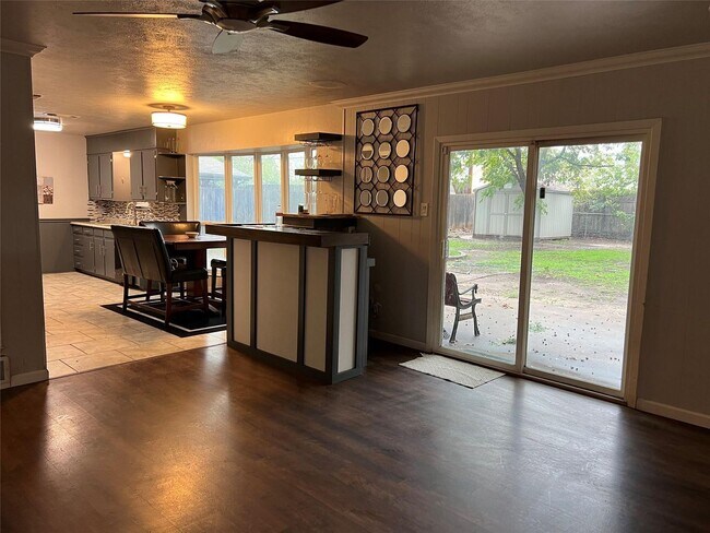 Building Photo - Updated in Benbrook!