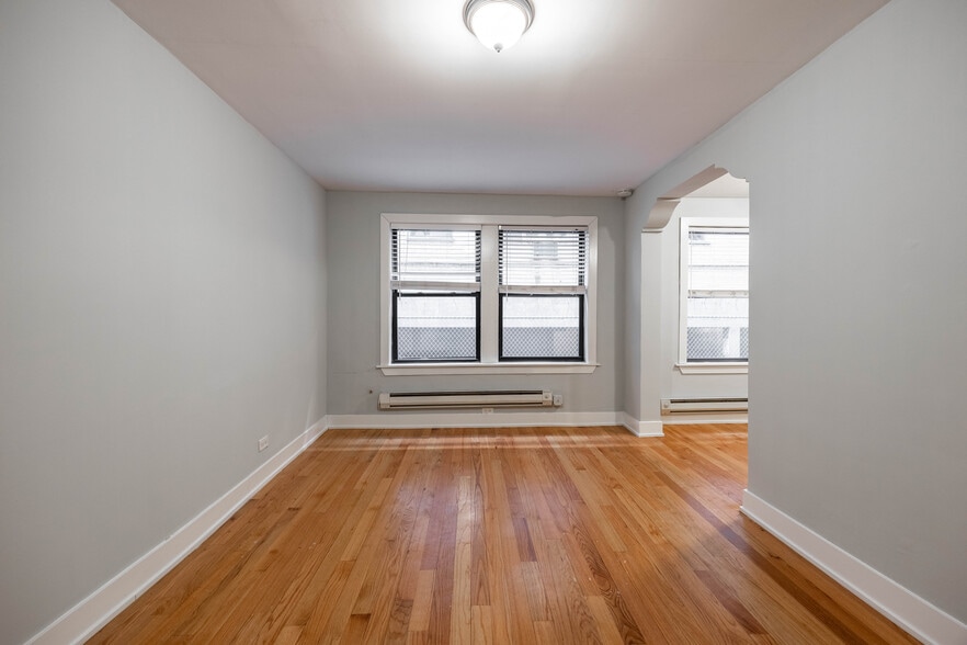 Building Photo - 435 W Roscoe St