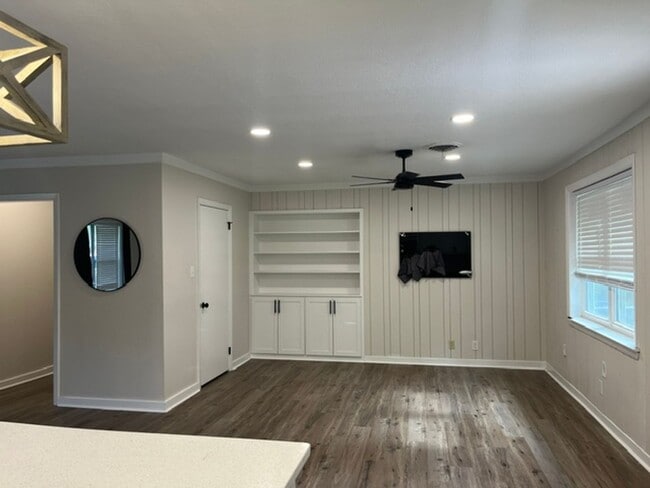 Building Photo - 375 Sherwood Forest Blvd
