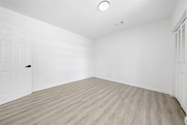 Building Photo - 515 Floral Dr