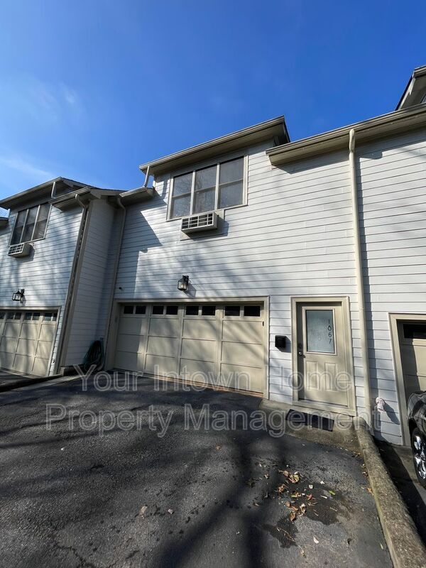 Building Photo - 1867 Gordon Manor NE