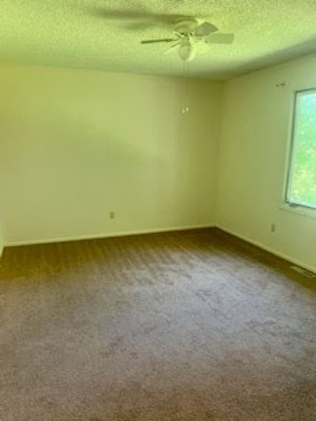 Building Photo - Spacious Heights 3 Bed!