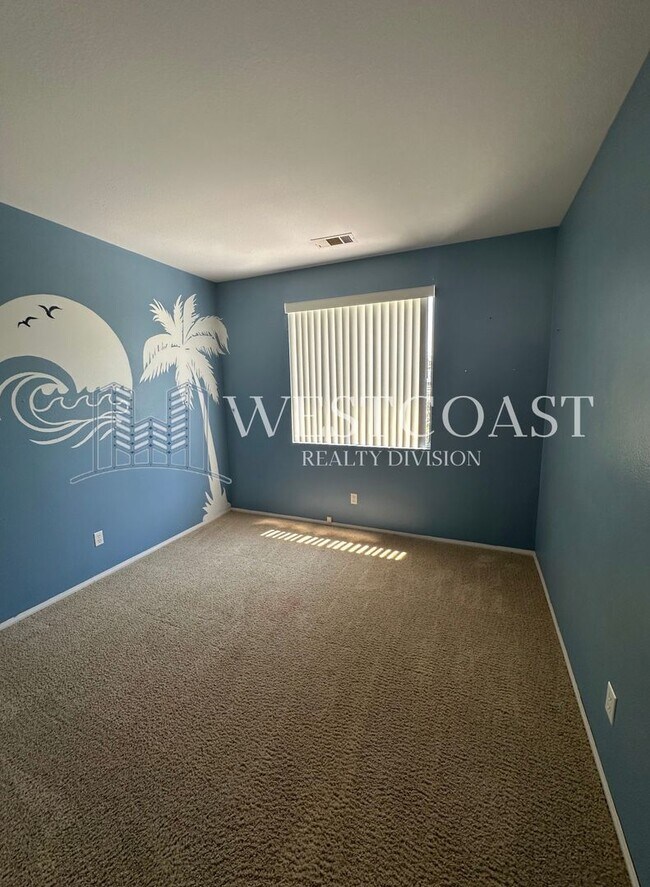 Building Photo - Bright & Spacious 4-Bed Townhome in Prime ...