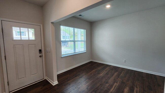 Building Photo - 560 Country Oak Dr
