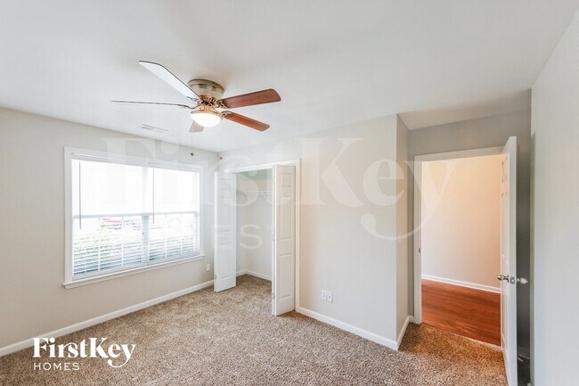 Building Photo - 146 Hickory Point Dr