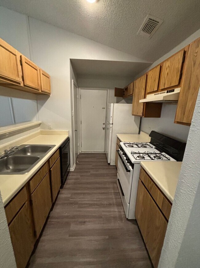 Building Photo - 2033 Redwing Way