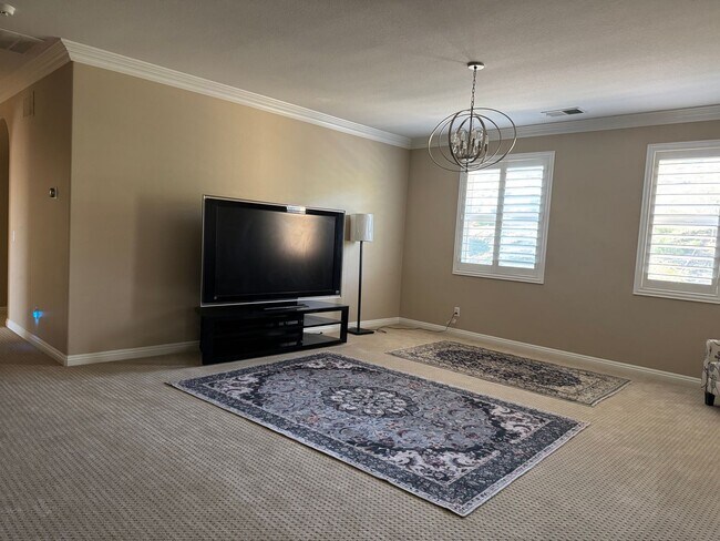Building Photo - 5 Bedroom Lake Hills home with stunning La...
