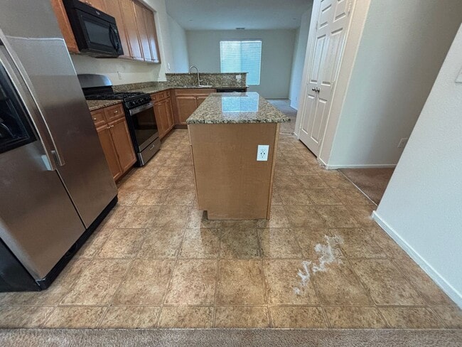 Building Photo - GUARD GATED 3 BED 2.5 BATH 2 CAR GARAGE TO...