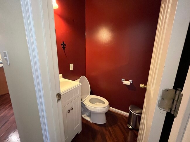 Building Photo - Private room in 3 bedroom Washington Apart...