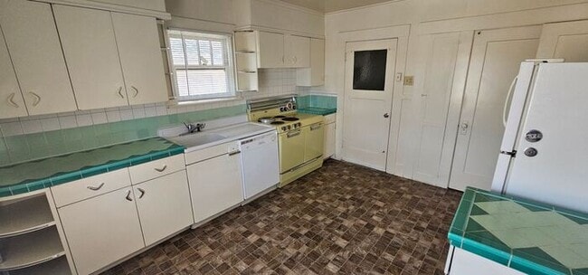 Building Photo - 2 bed 1 bath 1 car garage home cottage in ...