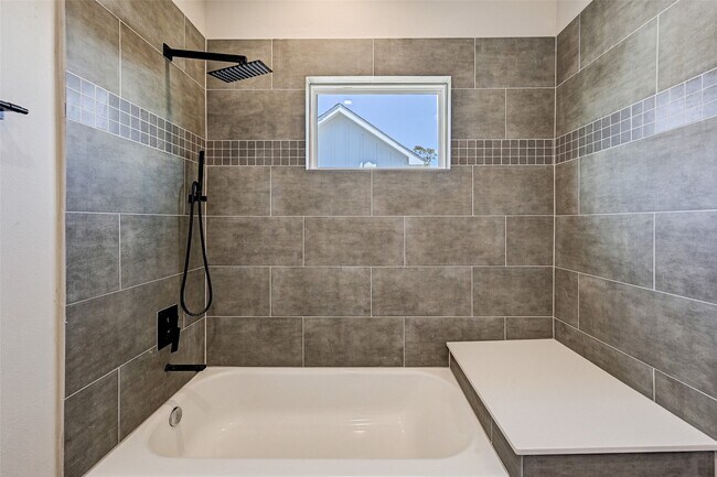 Building Photo - 1302 W 24th St