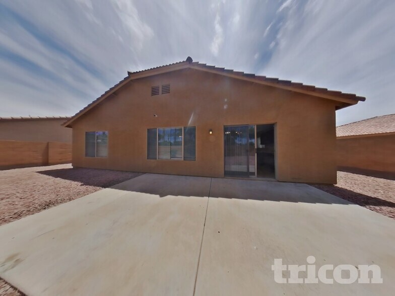 Building Photo - 43714 Cale Dr