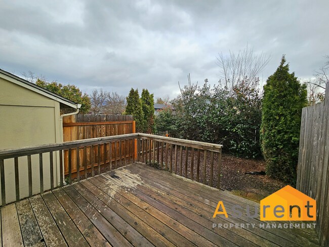 Building Photo - Fully Furnished Private Setting Townhouse, 2 Bedroom- 1.5 Bathroom, centrally located in Ashland