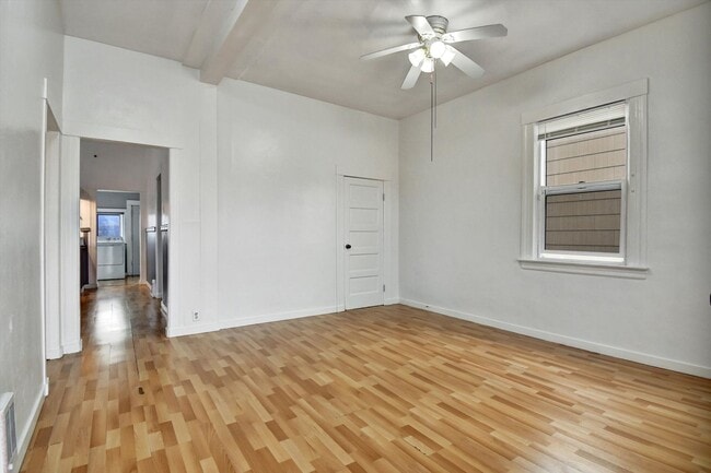 Building Photo - Three Bedroom House in Visitacion Valley