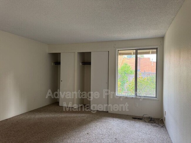 Building Photo - 1440 NW Meadowgreen Pl