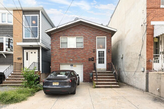 Building Photo - 313 9th St